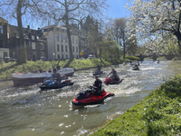 903602 Afbeelding van een gezelschap met waterscooters in de Stadsbuitengracht te Utrecht. Links de Maliesingel en op ...